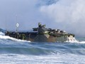 Một tàu đổ bộ lưỡng cư của Nhật Bản trong một cuộc tập trận hồi tháng 11 vừa qua (Ảnh: Bloomberg)