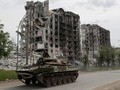 Tòa nhà bị phá hủy ở Lugansk, Đông Ukraine (Ảnh: Reuters).