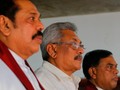 Cựu Tổng thống Mahinda Rajapaksa (trái) cùng các anh em của ông, Tổng thống Gotabaya Rajapaksa (giữa) và cựu Bộ trưởng Phát triển Kinh tế Basil Rajapaksa (Ảnh: CNN)