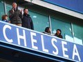 Roman Abramovich đứng vỗ tay trên khán đài trong một trận đấu của Chelsea ở sân Stamford Bridge, London (Ảnh: Getty)