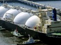 Một tàu chở LNG cập cảng tại Nhật Bản (Ảnh: Kyodo News)