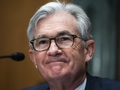 Chủ tịch Fed Jerome Powell đang phải cân bằng giữa hai nhiệm vụ chống lạm phát và bình ổn hệ thống tài chính (Ảnh: Bloomberg)