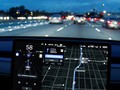 Một xe Tesla model S sử dụng hệ thống công nghệ Autopilot đang hành trình trên đường cao tốc (Ảnh: NYTimes)