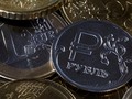 Đồng rúp suy yếu có thể khiến Nga giảm quy mô rót vốn cho nhập khẩu (Ảnh: Reuters)