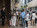 Người mua hàng xếp hàng bên ngoài cửa hàng Louis Vuitton trong kỳ nghỉ Lễ Lao động ở Hong Kong trong tháng 5 (Ảnh: Bloomberg)