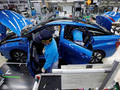 Nhân viên của Toyota làm việc trên dây chuyền lắp ráp xe chạy pin nhiên liệu Mirai (FCV) tại nhà máy Motomachi, quận Aichi, Nhật Bản (Ảnh: Reuters)