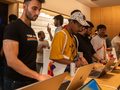 Khách hàng xem máy tính xách tay Apple Macbook tại cửa hàng Apple mới ở New Delhi (Ảnh: CNBC)