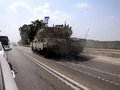Một chiếc xe tăng của Israel di chuyển trên tuyến đường gần Sderot (Ảnh: Reuters)