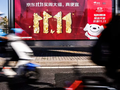 Bảng quảng cáo Ngày Độc thân của JD.com tại Bắc Kinh vào ngày 26/10 (Ảnh: Reuters)