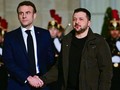 Tổng thống Pháp Emmanuel Macron chào đón Tổng thống Ukraine Volodymyr Zelensky ngày 16/2 tại Paris (Ảnh: Getty)
