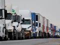 Xe tải xếp hàng dài chờ vào Mỹ gần trạm kiểm soát hải quan ở Nuevo Laredo, Mexico, ngày 26/11/2024. Ảnh: Reuters.