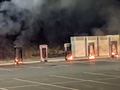 Các trạm sạc của Tesla ở Littleton bị đốt phá. Ảnh: Ifeng.