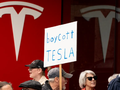 Những người biểu tình phản đối Elon Musk và Tesla ở Seattle, Mỹ vào tháng trước. Ảnh: Getty.