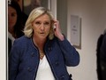 Cựu lãnh đạo đảng Quốc đại Pháp, Marine Le Pen, rời khỏi phòng xử án sau khi bị tuyên có tội trong phiên tòa xét xử vụ tham ô của bà vào ngày 31/3. Ảnh: Getty.