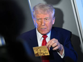 Tổng thống Mỹ Donald Trump cầm Thẻ vàng trị giá 5 triệu USD khi phát biểu với các phóng viên trên chuyên cơ Không lực Một, trên đường đến Miami vào ngày 3/4. Ảnh: AFP.
