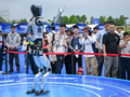 Du khách xem một chú robot biểu diễn trong lễ hội robot thế giới ở Vũ Hán tuần này. Ảnh: Xinhua.