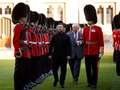 Vua Charles của Anh, Tổng thống Ukraine Volodymyr Zelensky và Thiếu tá Ben Tracey duyệt đội danh dự tại Lâu đài Windsor, Berkshire, Anh, ngày 24/10. Ảnh: Reuters.