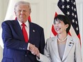 Thủ tướng Nhật Bản Sanae Takaichi (phải) và Tổng thống Mỹ Donald Trump bắt tay nhau trước hội nghị thượng đỉnh tại Tokyo hôm 28/10. Ảnh: Kyodo News.