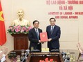  Bộ trưởng Bộ LĐTB&XH Đào Ngọc Dung (phải) trao Quyết định bổ nhiệm cho ông Nguyễn Bá Hoan (trái). Ảnh VGP.
