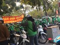 Hàng loạt tài xế Grab đóng app, biểu tình yêu cầu làm rõ chính sách thuế.