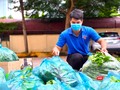 Các bạn trẻ háo hức chất rau quả lên xe để “tiếp lửa” người dân Sài thành đang “gồng mình” trong làn sóng dịch bệnh.