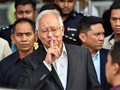 Ông Najib Razak  (giữa) hiện đang bị khởi tố điều tra vì tham nhũng.