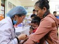 Nhân viên y tế lấy máu xét nghiệm cho các cháu