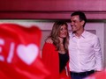 Thủ tướng sắp mãn nhiệm Pedro Sanchez và vợ (Ảnh: Reuters)