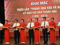 Các đại biểu cắt băng khai mạc triển lãm.