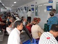 Chỉ mới 7h sáng, rất đông người chờ đến lượt khám bệnh