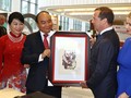 Thủ tướng Nguyễn Xuân Phúc trao tặng Thủ tướng Nga Dmitri Medvedev bức "Vinh hoa"