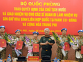Thượng tướng Nguyễn Chí Vịnh, Thứ trưởng Bộ Quốc phòng trao quyết định của Chủ tịch nước cho trung tá Nguyễn Thị Liên và 6 nam sĩ quan đi làm nhiệm vụ gìn giữ hòa bình Liên hợp quốc, sáng 28/6