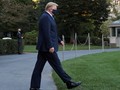 Tổng thống Trump đi bộ đến trực thăng ở Nhà Trắng để vào viện ngày 2/10 (ảnh: Reuters).