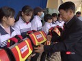 Ông Nguyễn Khả Dân - Phó Bí thư Thường trực Đảng ủy Tổng công ty VTC - trao Cặp cứu sinh cho học sinh trường TH-THCS Hải Hưng.