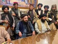 Các tay súng Taliban có mặt bên trong dinh tổng thống sau khi đánh chiếm Kabul ngày 15/8. (Ảnh: Reuters)