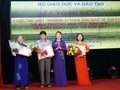 Thứ trưởng Nguyễn Thị Nghĩa trao chứng nhận cho các tác giả đoạt giải nhất và nhì. Ảnh: GD&TĐ

