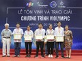 Các thí sinh nhận giải tại buổi lễ tôn vinh (Ảnh: Báo tin tức)
