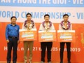 Đồng chí Nguyễn Anh Tuấn - Bí thư thường trực Trung ương Đoàn, Trưởng Ban chỉ đạo Cuộc thi MOSWC-Viettel 2019 trao giải cho 3 Quán quân Quốc gia năm nay (Ảnh: Trang TTĐT Đoàn TNCSHCM)


