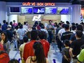 Người dân xếp hàng mua vé xem phim 