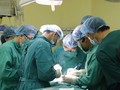 Ekip phẫu thuật cho bệnh nhân T. 