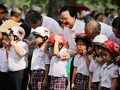 Các đại biểu cùng đội mũ bảo hiểm cho trẻ em. Ảnh: GD&TĐ 