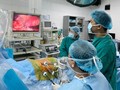 Các bác sĩ tiến hành nội soi lấy thận từ người cho

