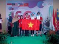 Học sinh đoàn Việt Nam nhận giải huy chương vàng.

