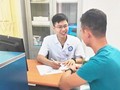 Bác sĩ khám, tư vấn cho bệnh nhân 