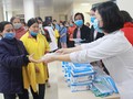 Bệnh nhân được phát khẩu trang miễn phí. Ảnh: BVCC