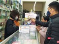 Người dân mua khẩu trang tại hiệu thuốc. Ảnh: Lê Mai 