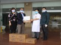Viện Hàn lâm Khoa học và Công nghệ Việt Nam vừa tặng 1.500 chai nước súc miệng, khử khuẩn Nano bạc cho Bệnh viện nhiệt đới Trung ương cơ sở Đông Anh cơ sở 2. Ảnh: Bích Phượng