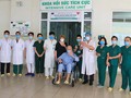 Các bác sĩ tại khoa Hồi sức tích cực chúc mừng vợ chồng bệnh nhân 24 khỏi bệnh. Ảnh: BVCC