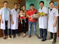 Các bác sĩ Bệnh viện Nhi Trung ương chúc mừng bệnh nhi chuẩn bị xuất viện. Ảnh: BVCC 