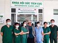 Bệnh nhân 19 chụp ảnh cùng các bác sĩ tại Khoa Hồi sức tích cực trong ngày xuất viện trở về nhà. Ảnh: Đặng Thanh 